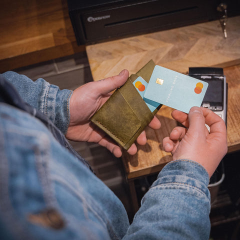 minimalist leather mens cardholder